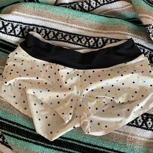 READ! Lululemon polka dot shorts